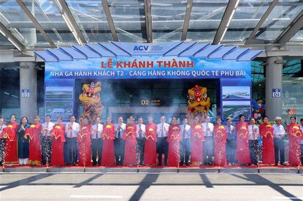 Các đại biểu cắt băng khánh thành Nhà ga hành khách T2- Cảng hàng không quốc tế Phú Bài. (Ảnh: Đỗ Trưởng/TTXVN)