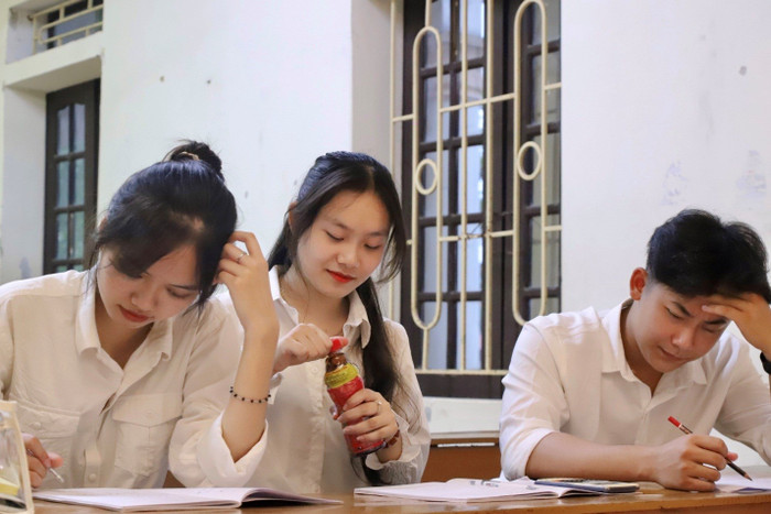 Nhiều sĩ tử chọn Trà thanh nhiệt Dr Thanh để thanh lọc cho cơ thể tươi mát mọi lúc mọi nơi.