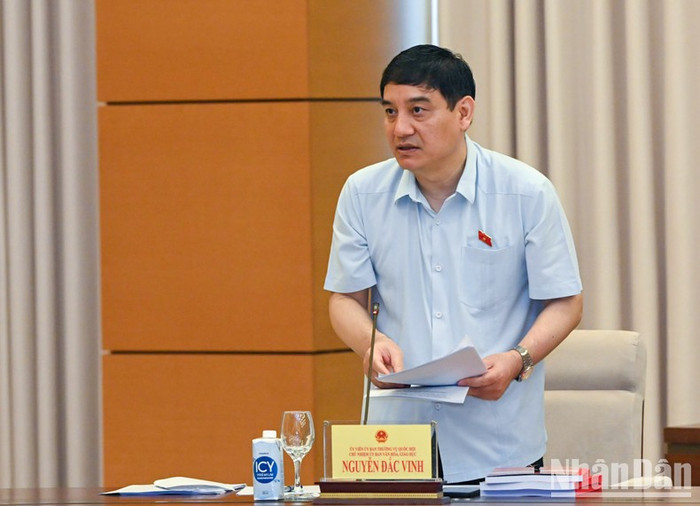 Chủ nhiệm Ủy ban Văn hóa, Giáo dục Nguyễn Đắc Vĩnh trình bày báo cáo. (Ảnh: Duy Linh) Chủ nhiệm Ủy ban Văn hóa, Giáo dục Nguyễn Đắc Vĩnh trình bày báo cáo. (Ảnh: Duy Linh)