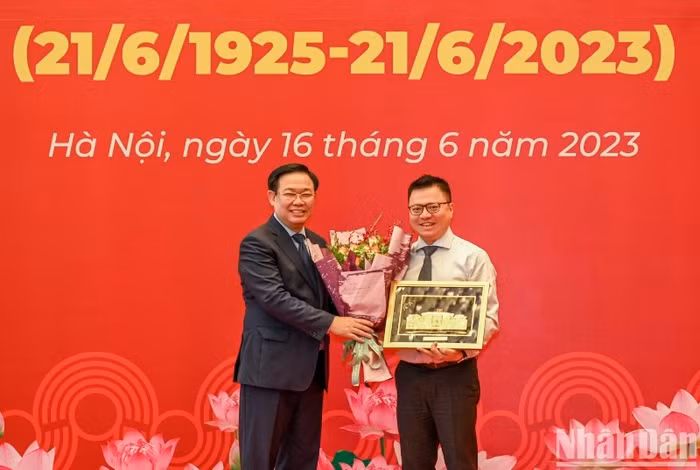 Chủ tịch Quốc hội Vương Đình Huệ trao quà lưu niệm cho Chủ tịch Hội Nhà báo Việt Nam Lê Quốc Minh. (Ảnh: Duy Linh)