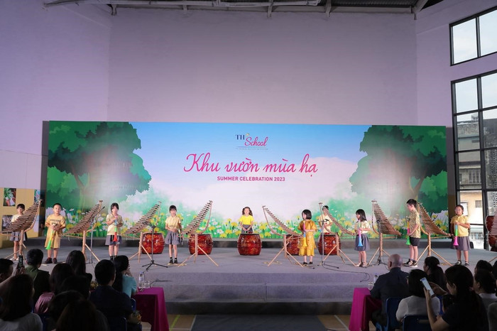 Nhạc hội như một hành trình chu du khắp thế giới, trải nghiệm thanh âm đủ mọi miền - rồi quay trở về Việt Nam với một bài hát với giai điệu vui tươi, trong sáng và vô cùng quen thuộc với tuổi thơ - Đội kèn tí hon! Ở bản phối này, các bạn lớp 2 được thử sức với việc chơi một bản nhạc nhưng ở hai tông giọng khác nhau, điều này yêu cầu sự tinh tế và nhạy bén mới có thể chuyển giọng chính xác. Nhạc hội như một hành trình chu du khắp thế giới, trải nghiệm thanh âm đủ mọi miền - rồi quay trở về Việt Nam với một bài hát với giai điệu vui tươi, trong sáng và vô cùng quen thuộc với tuổi thơ - Đội kèn tí hon! Ở bản phối này, các bạn lớp 2 được thử sức với việc chơi một bản nhạc nhưng ở hai tông giọng khác nhau, điều này yêu cầu sự tinh tế và nhạy bén mới có thể chuyển giọng chính xác.