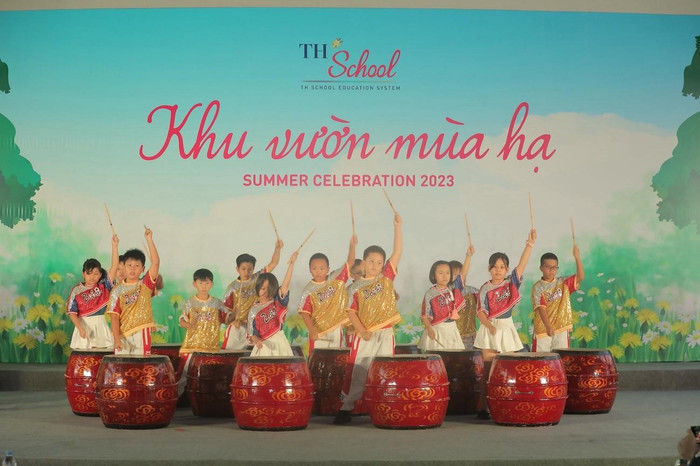 Một điểm nhấn “siêu lung linh” của Nhạc hội Khu vườn mùa hạ chính là sự toả sáng của các bạn nhỏ với bản cover Trống dân tộc trên nền nhạc một bài hát rất nổi tiếng thế giới: Despacito khiến cả khán phòng như bùng cháy cùng giai điệu vui nhộn và đậm chất La Tinh Một điểm nhấn “siêu lung linh” của Nhạc hội Khu vườn mùa hạ chính là sự toả sáng của các bạn nhỏ với bản cover Trống dân tộc trên nền nhạc một bài hát rất nổi tiếng thế giới: Despacito khiến cả khán phòng như bùng cháy cùng giai điệu vui nhộn và đậm chất La Tinh