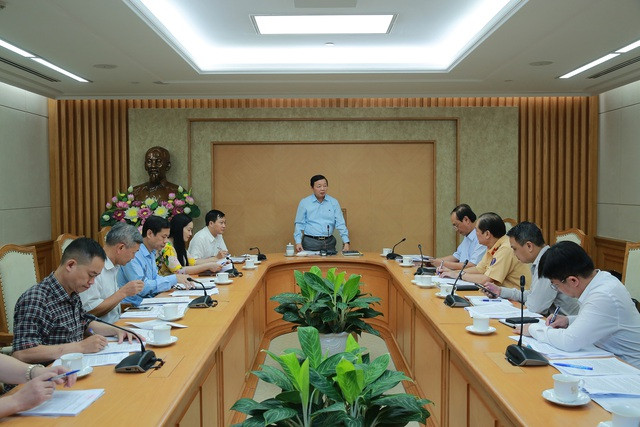 Phó Thủ tướng Trần Hồng Hà đề nghị cần có quy định, giải pháp để các chủ phương tiện quan tâm đến "sức khoẻ" của phương tiện, thực hiện kiểm tra định kỳ, bảo dưỡng theo đúng tiêu chuẩn kỹ thuật của các loại xe giữa hai kỳ đăng kiểm… Ảnh: VGP/Minh Khôi