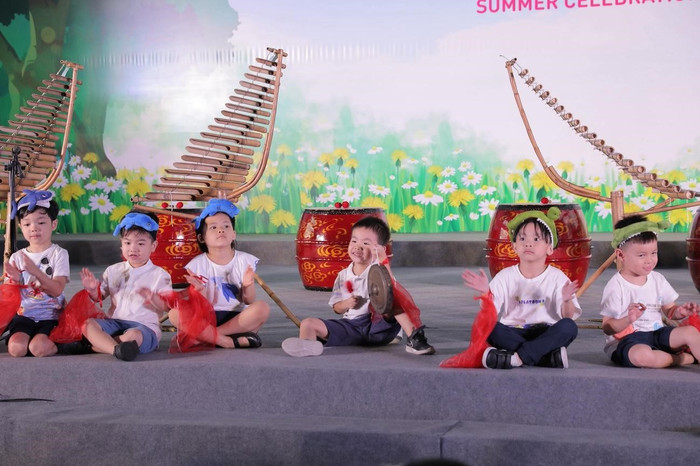 Và chắc hẳn bất cứ bậc phụ huynh nào cũng không giấu nổi sự ngạc nhiên khi nghe MC giới thiệu tên hai tác phẩm cổ điển: “Aquarium” từ “The Carnival of the Animals” của nhà soạn nhạc người Pháp Saint-Saens, và “William Tell Overture” của nhà soạn nhạc người Ý Rossini lại được trình bày bởi các bạn mầm non. Một lần nữa, sự dốc sức “làm mới” các môn nghệ thuật, sự “tận tâm” đồng hành của các thầy cô đã truyền cảm hứng để các con tự tin thể hiện tác phẩm bằng đàn xylophone tre. Và chắc hẳn bất cứ bậc phụ huynh nào cũng không giấu nổi sự ngạc nhiên khi nghe MC giới thiệu tên hai tác phẩm cổ điển: “Aquarium” từ “The Carnival of the Animals” của nhà soạn nhạc người Pháp Saint-Saens, và “William Tell Overture” của nhà soạn nhạc người Ý Rossini lại được trình bày bởi các bạn mầm non. Một lần nữa, sự dốc sức “làm mới” các môn nghệ thuật, sự “tận tâm” đồng hành của các thầy cô đã truyền cảm hứng để các con tự tin thể hiện tác phẩm bằng đàn xylophone tre.
