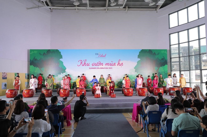 Sân khấu biểu diễn được chuẩn bị chu đáo - tạo nên một “không gian nghệ thuật” thật sự để mỗi học sinh TH School khi bước lên sẽ như một nghệ sĩ “nhí” thực thụ. Tiết mục mở màn với nhịp trống sôi động như lời gọi mời nồng nhiệt, đánh thức một mùa hè rực rỡ. Sân khấu biểu diễn được chuẩn bị chu đáo - tạo nên một “không gian nghệ thuật” thật sự để mỗi học sinh TH School khi bước lên sẽ như một nghệ sĩ “nhí” thực thụ. Tiết mục mở màn với nhịp trống sôi động như lời gọi mời nồng nhiệt, đánh thức một mùa hè rực rỡ.