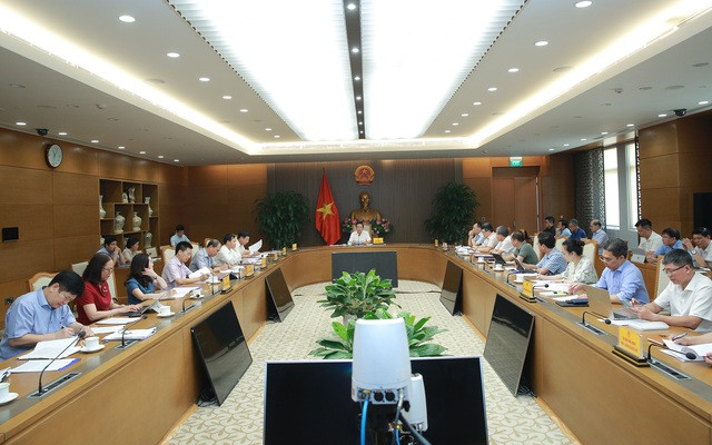 Phó Thủ tướng đề nghị Bộ Công Thương tiếp thu, kế thừa, điều chỉnh tiêu chuẩn về quy mô, phạm vi, công suất để tránh tình trạng các cơ sở sản xuất điện mặt trời kinh doanh lợi dụng chính sách ưu đãi cho điện mặt trời mái nhà. Ảnh: VGP/Minh Khôi