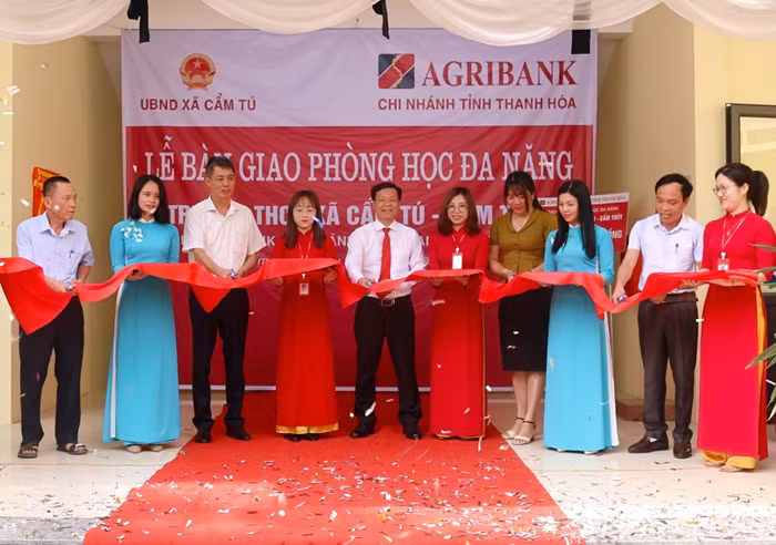 Công trình 4 phòng học đa năng cho Trường Trung học cơ sở Cẩm Tú (Cẩm Thủy, Thanh Hóa) được Agribank hỗ trợ 2,4 tỷ đồng đã được khánh thành trong niềm hân hoan của thầy và trò.