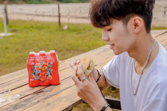 Trước ảnh hưởng của đồ ăn nhanh trong quá trình ôn luyện, nhiều sĩ tử chọn cách thanh lọc cơ thể khỏi nóng trong người bằng Trà thanh nhiệt Dr Thanh.