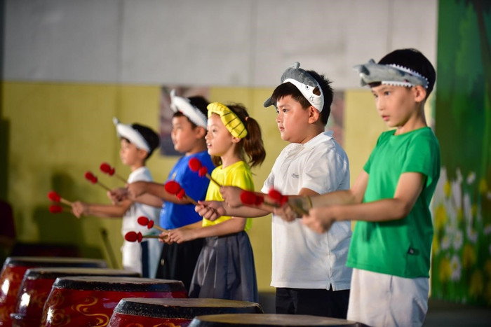 Không chỉ “chiêu đãi” một bữa tiệc âm thanh, các nghệ sĩ nhí TH School - qua hoạt cảnh được dàn dựng công phu - còn đưa khán giả tới không khí nhộn nhịp của một làng chài với những ngư dân chăm chỉ, cùng họ trải nghiệm việc kéo chài kéo lưới. Không chỉ “chiêu đãi” một bữa tiệc âm thanh, các nghệ sĩ nhí TH School - qua hoạt cảnh được dàn dựng công phu - còn đưa khán giả tới không khí nhộn nhịp của một làng chài với những ngư dân chăm chỉ, cùng họ trải nghiệm việc kéo chài kéo lưới.