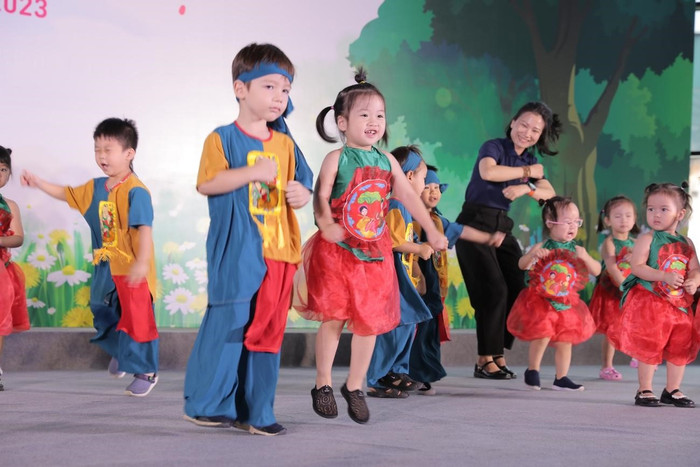 Không hề “thua chị kém anh”, các thành viên nhỏ nhất của TH School đã “quậy tưng bừng” với bài múa đồng dao - Bắc Kim Thang quen thuộc luôn gắn liền với tuổi thơ của biết bao thế hệ. Sự bỡ ngỡ ban đầu của các bé dần xoá bỏ bởi sự khích lệ liên tục của các cô giáo luôn sẵn sàng kề bên, giúp các con hoàn thành trọn vẹn một tiết mục cực kỳ đã mắt, vui tai. Không hề “thua chị kém anh”, các thành viên nhỏ nhất của TH School đã “quậy tưng bừng” với bài múa đồng dao - Bắc Kim Thang quen thuộc luôn gắn liền với tuổi thơ của biết bao thế hệ. Sự bỡ ngỡ ban đầu của các bé dần xoá bỏ bởi sự khích lệ liên tục của các cô giáo luôn sẵn sàng kề bên, giúp các con hoàn thành trọn vẹn một tiết mục cực kỳ đã mắt, vui tai.