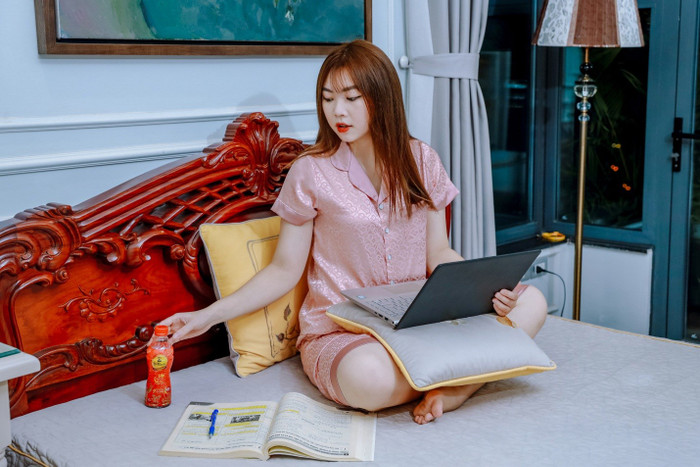 Thiếu ngủ do thức đêm liên tục là một trong những nguyên nhân khiến nhiều sĩ tử bị nóng trong người.