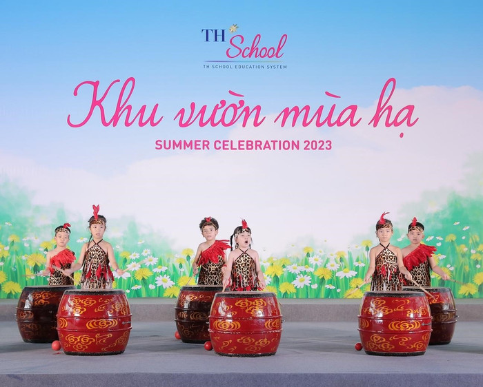 Ở TH School, học sinh đều được học về nhạc cụ và âm nhạc dân tộc ngay từ khi cấp mầm non. Tính duy mỹ, gợi mở trong tư duy nghệ thuật được dần định hình qua các giờ học, để sự kết hợp giữa một bài dân ca đặc sắc của dân tộc Thái "INH LẢ ƠI" và một bài hát thiếu nhi quốc tế nổi tiếng "IF YOU’RE HAPPY AND YOU KNOW IT" trở thành tiết mục “không biên giới” Ở TH School, học sinh đều được học về nhạc cụ và âm nhạc dân tộc ngay từ khi cấp mầm non. Tính duy mỹ, gợi mở trong tư duy nghệ thuật được dần định hình qua các giờ học, để sự kết hợp giữa một bài dân ca đặc sắc của dân tộc Thái "INH LẢ ƠI" và một bài hát thiếu nhi quốc tế nổi tiếng "IF YOU’RE HAPPY AND YOU KNOW IT" trở thành tiết mục “không biên giới”