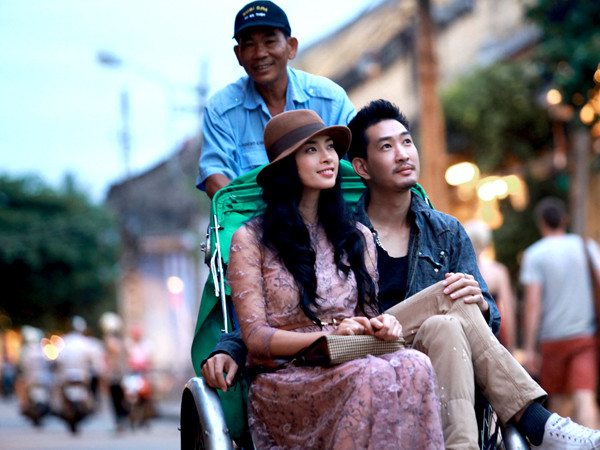 Cặp đôi có những cảnh quay dạo chơi tình tứ, lãng mạn giữa phố cổ. Cặp đôi có những cảnh quay dạo chơi tình tứ, lãng mạn giữa phố cổ.