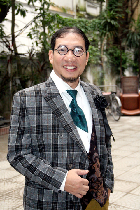 "Chán lắm, cái tuổi nó đuổi xuân đi, năm mới ến, đầu tôi lại rụng đi một ít tóc" "Chán lắm, cái tuổi nó đuổi xuân đi, năm mới ến, đầu tôi lại rụng đi một ít tóc"