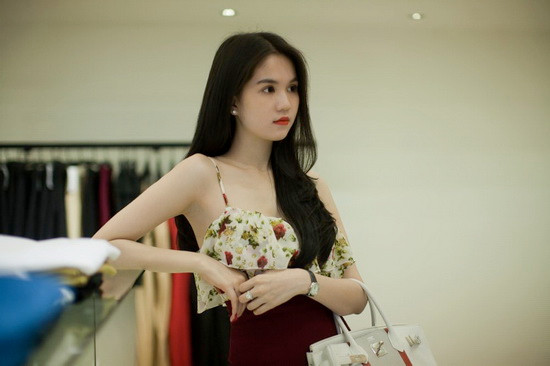 Với khả năng chi tiền mạnh tay, Ngọc Trinh đã phải rút ví khoảng 12.000 USD, tương đương 240 triệu đồng để sở hữu chiếc túi này.