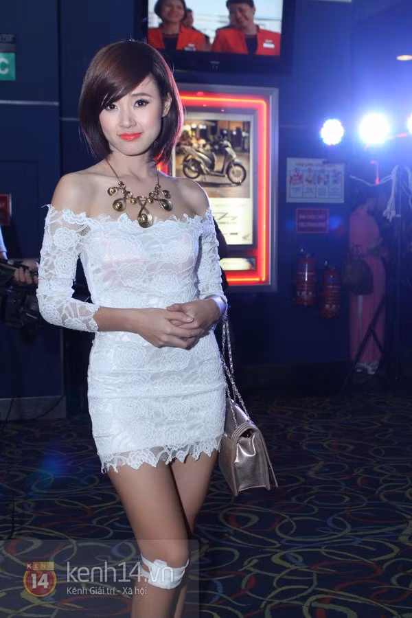 Midu diện đầm trắng khá ngắn, để lộ đầu gối đang được băng bó. Midu diện đầm trắng khá ngắn, để lộ đầu gối đang được băng bó.