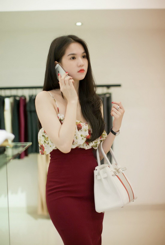 Ngọc Trinh là một trong số những sao Việt thường xuyên xuất hiện với hàng hiệu giá "khủng".