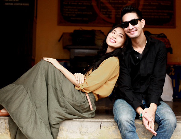 Nữ diễn viên khiến người dân phố cổ không khỏi tò mò khi xuất hiện rạng ngời bên chàng trai lạ. Nữ diễn viên khiến người dân phố cổ không khỏi tò mò khi xuất hiện rạng ngời bên chàng trai lạ.