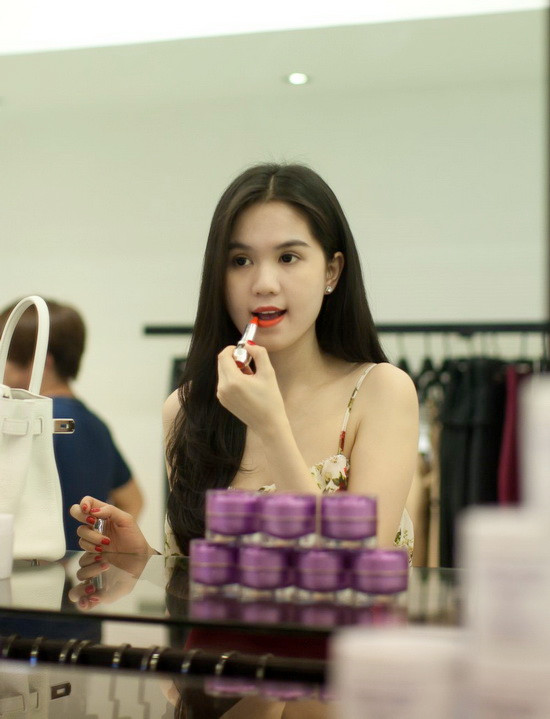 Ăn mặc giản dị, nhưng Ngọc Trinh lại khéo léo khoe được chiếc túi thương hiệu Hermes