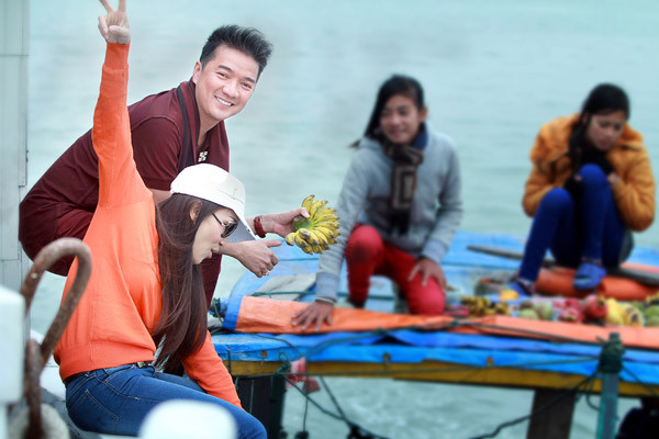 Sau đêm diễn, cả hai tranh thủ thời gian để đi du thuyền ngắm cảnh vịnh Hạ Long vào mùa đông. Hồng Ngọc chia sẻ, lâu lắm rồi chị mới có khoảng thời gian thư thái để tận hưởng cảnh sắc quê nhà. Sau đêm diễn, cả hai tranh thủ thời gian để đi du thuyền ngắm cảnh vịnh Hạ Long vào mùa đông. Hồng Ngọc chia sẻ, lâu lắm rồi chị mới có khoảng thời gian thư thái để tận hưởng cảnh sắc quê nhà.