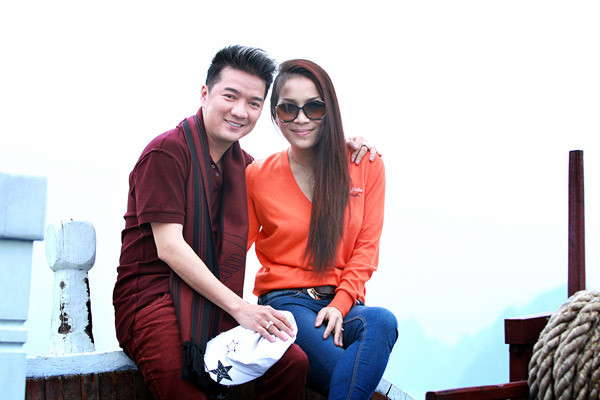 Dịp về thăm quê hương lần này, dù khá bận với các show diễn nhưng cô vẫn sắp xếp thời gian để tham gia vào những đêm nhạc cho anh trai tổ chức. Dịp về thăm quê hương lần này, dù khá bận với các show diễn nhưng cô vẫn sắp xếp thời gian để tham gia vào những đêm nhạc cho anh trai tổ chức.