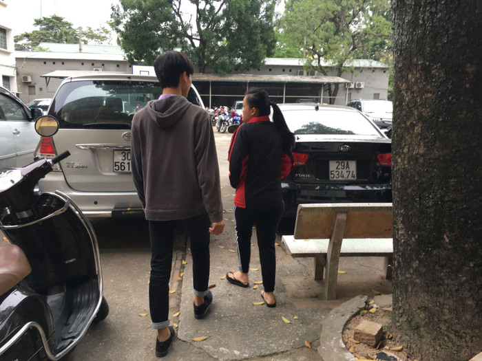 Sinh viên ở ký túc xá phải lách qua khe hẹp giữa những xe ô tô để trong sân để đi ra ngoài cũng như vào ký túc xá. Ảnh: Vũ Phương. Sinh viên ở ký túc xá phải lách qua khe hẹp giữa những xe ô tô để trong sân để đi ra ngoài cũng như vào ký túc xá. Ảnh: Vũ Phương.