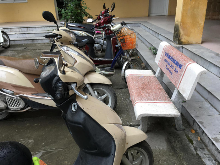 Những chiếc ghế đá trở lên vô duyên và không thể ngồi được vì chật kín xe ô tô, xe máy để sát. Ảnh: Vũ Phương. Những chiếc ghế đá trở lên vô duyên và không thể ngồi được vì chật kín xe ô tô, xe máy để sát. Ảnh: Vũ Phương.