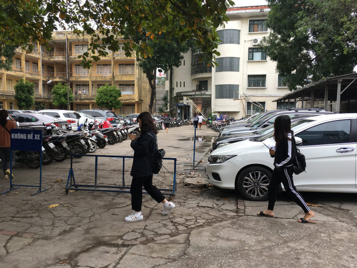 Sân ký túc xá Trường đại học Thủ đô Hà Nội chật kín xe ô tô, xe máy, sinh viên ở ký túc xá chỉ còn một khoảng không hẹp để về ký túc xá. Ảnh: Vũ Phương. Sân ký túc xá Trường đại học Thủ đô Hà Nội chật kín xe ô tô, xe máy, sinh viên ở ký túc xá chỉ còn một khoảng không hẹp để về ký túc xá. Ảnh: Vũ Phương.