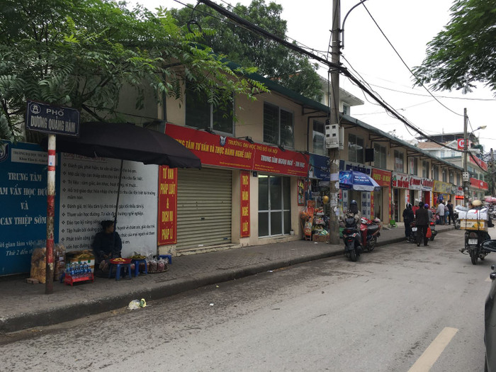 Dãy ki-ốt phía mặt ngoài của khu ký túc xá được Trường đại học Thủ đô Hà Nội nói là liên kết, hợp tác. Ảnh: Vũ Phương. Dãy ki-ốt phía mặt ngoài của khu ký túc xá được Trường đại học Thủ đô Hà Nội nói là liên kết, hợp tác. Ảnh: Vũ Phương.