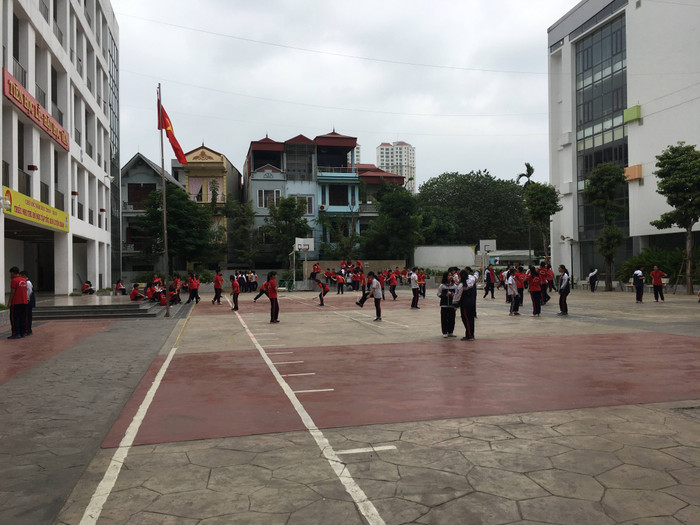 Nhiều phụ huynh bày tỏ sự thất vọng tại ngôi trường khang trang, hiện đại, bởi vừa chân ướt chân ráo nhập học họ đã phải nộp một khoản tiền trái quy định, không mong muốn để bồi dưỡng giáo viên dạy thêm. Ảnh: Vũ Phương. Nhiều phụ huynh bày tỏ sự thất vọng tại ngôi trường khang trang, hiện đại, bởi vừa chân ướt chân ráo nhập học họ đã phải nộp một khoản tiền trái quy định, không mong muốn để bồi dưỡng giáo viên dạy thêm. Ảnh: Vũ Phương.