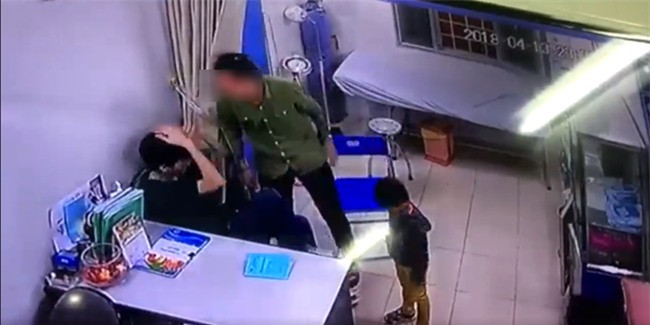 Hình ảnh trích xuất từ camera bác sĩ C. Bệnh viện Đa khoa Xanh Pôn bị người được cho là bố bệnh nhi chửi bới, hành hung bác sĩ C.