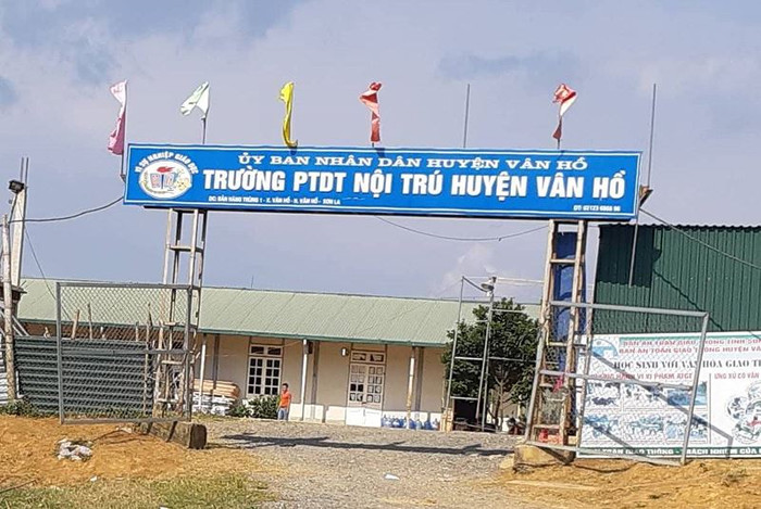 Sau khi bị kỷ luật ông Ngần Văn Thanh không còn làm Hiệu trưởng Trường Phổ thông dân tộc nội trú Vân Hồ mà được điều chuyển làm hiệu phó một trường khác. Ảnh: GVCC. Sau khi bị kỷ luật ông Ngần Văn Thanh không còn làm Hiệu trưởng Trường Phổ thông dân tộc nội trú Vân Hồ mà được điều chuyển làm hiệu phó một trường khác. Ảnh: GVCC.