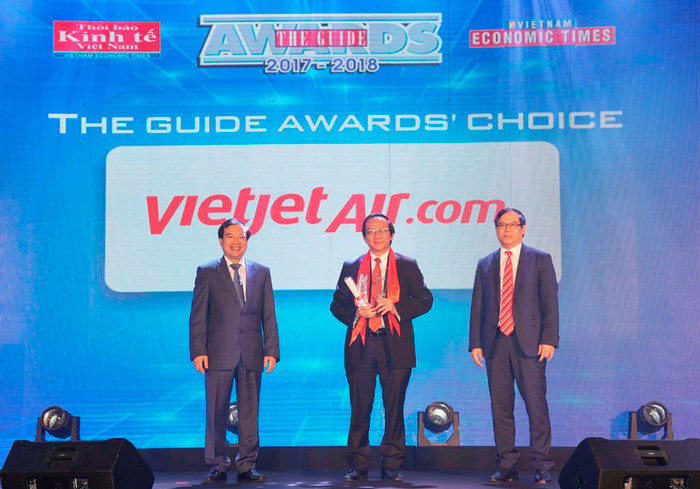 Ông Đỗ Xuân Quang, Phó Tổng giám đốc Vietjet nhận giải thưởng Hãng hàng không tiên phong. Ảnh: Vietjet