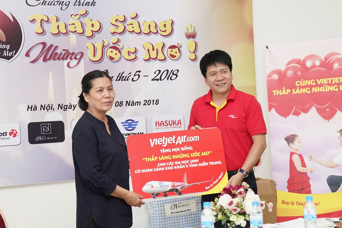 Vietjet trao những phần quà hết sức ý nghĩa đến các em học sinh có hoàn cảnh khó khăn. Vietjet trao những phần quà hết sức ý nghĩa đến các em học sinh có hoàn cảnh khó khăn.