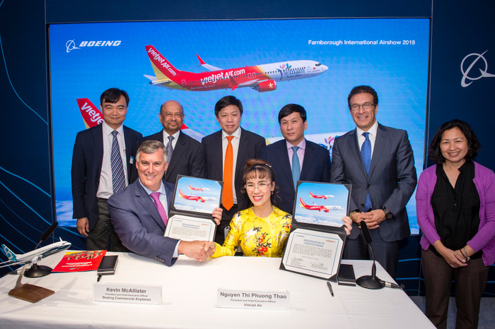 Bà Nguyễn Thị Phương Thảo, Tổng giám đốc Vietjet và ông Kevin McAllister, Chủ tịch kiêm Tổng giám đốc Tập đoàn Boeing ký kết Hợp đồng mua 100 máy bay. Bà Nguyễn Thị Phương Thảo, Tổng giám đốc Vietjet và ông Kevin McAllister, Chủ tịch kiêm Tổng giám đốc Tập đoàn Boeing ký kết Hợp đồng mua 100 máy bay.