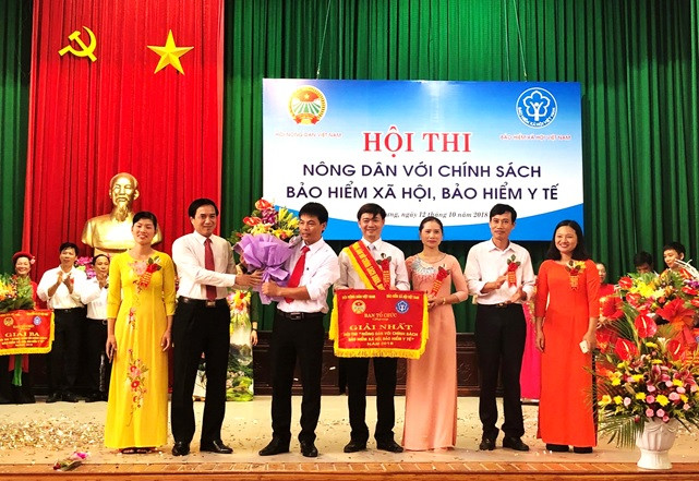 Chủ tịch Hội Nông dân tỉnh Nam Định Nguyễn Hùng Mạnh trao giải Nhất cho đội thi Hội Nông dân thị trấn Liễu Đề. Chủ tịch Hội Nông dân tỉnh Nam Định Nguyễn Hùng Mạnh trao giải Nhất cho đội thi Hội Nông dân thị trấn Liễu Đề.