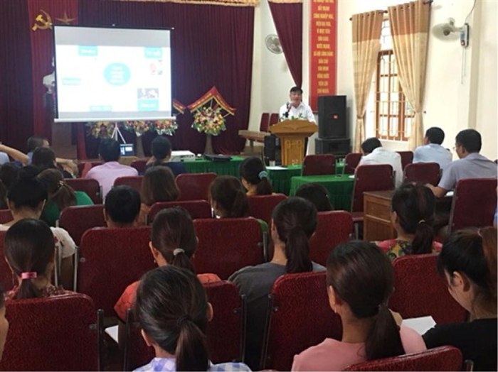 Bà con bị ảnh hưởng bởi cơn bão số 4 vui mừng được cấp kịp thời thẻ bảo hiểm y tế.