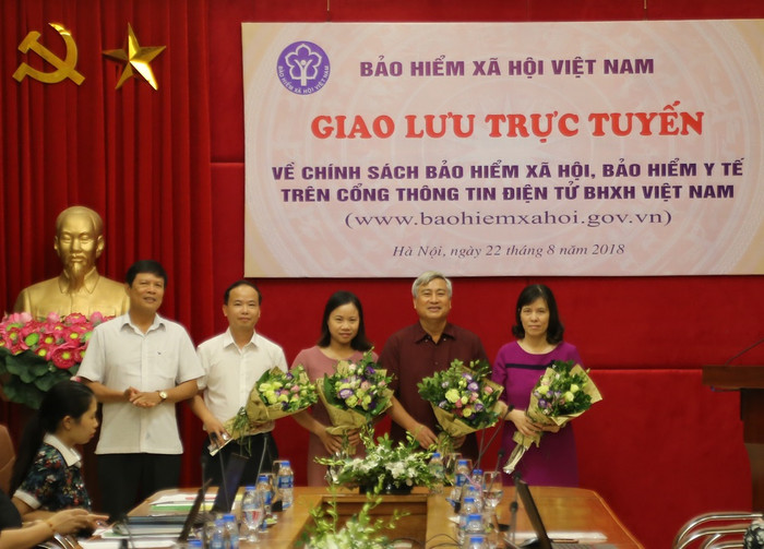 Các khách mời tham gia giải đáp thắc mắc cho người lao động, người sử dụng lao động lên nhận hoa của ban tổ chức. Các khách mời tham gia giải đáp thắc mắc cho người lao động, người sử dụng lao động lên nhận hoa của ban tổ chức.