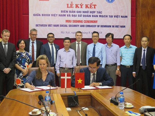 Ông Đào Việt Ánh - Phó Tổng Giám đốc Bảo hiểm xã hội Việt Nam (bên phải) và Bà Louise Holmsgaard, Phó Đại sứ quán Đan Mạch tại Việt Nam ký Biên bản ghi nhớ. Ông Đào Việt Ánh - Phó Tổng Giám đốc Bảo hiểm xã hội Việt Nam (bên phải) và Bà Louise Holmsgaard, Phó Đại sứ quán Đan Mạch tại Việt Nam ký Biên bản ghi nhớ.