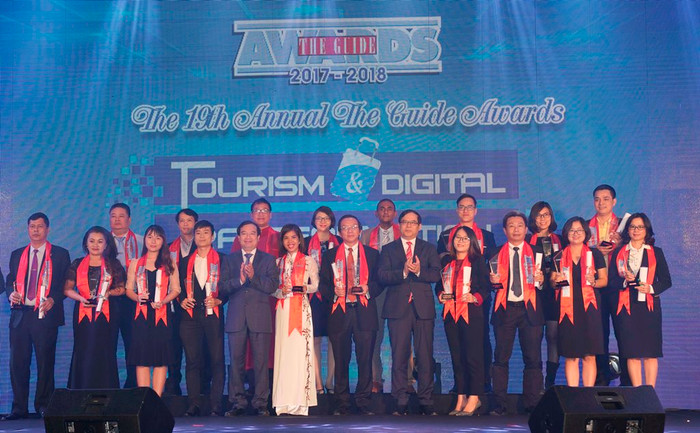 Các đơn vị lên nhận giải tại Liên hoan các Doanh nghiệp Du lịch toàn quốc lần thứ 19. Ảnh: Vietjet.