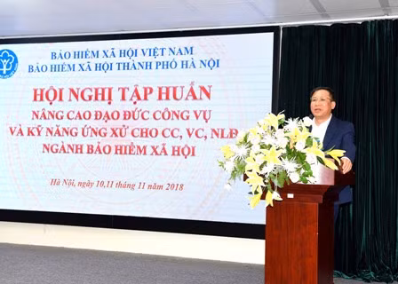 Ông Lê Hùng Sơn, Vụ trưởng Vụ Tổ chức cán bộ Bảo hiểm xã hội Việt Nam phát biểu tại buổi tập huấn.