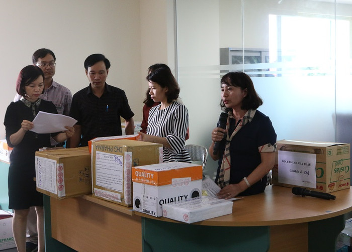 Đại diện Tổ chuyên gia công bố Hồ sơ thầu. Đại diện Tổ chuyên gia công bố Hồ sơ thầu.