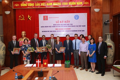 Các đại biểu tham dự Lễ ký kết chụp ảnh lưu niệm. Các đại biểu tham dự Lễ ký kết chụp ảnh lưu niệm.