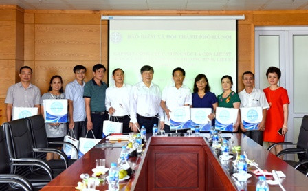 Giám đốc Bảo hiểm xã hội Thành phố Hà Nội Nguyễn Đức Hòa trao tặng quà cho công chức viên chức là thương binh, gia đình liệt sỹ thuộc Bảo hiểm xã hội Thành phố Hà Nội. Giám đốc Bảo hiểm xã hội Thành phố Hà Nội Nguyễn Đức Hòa trao tặng quà cho công chức viên chức là thương binh, gia đình liệt sỹ thuộc Bảo hiểm xã hội Thành phố Hà Nội.