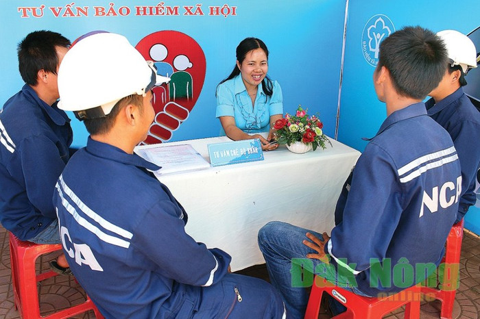 Cán bộ bảo hiểm xã hội tư vấn chế độ, chính sách bảo hiểm xã hội cho người lao động. Cán bộ bảo hiểm xã hội tư vấn chế độ, chính sách bảo hiểm xã hội cho người lao động.