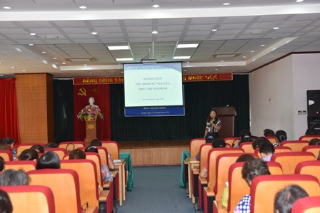 Các học viên tham dự chương trình nghe báo cáo viên trình bày bài giảng.