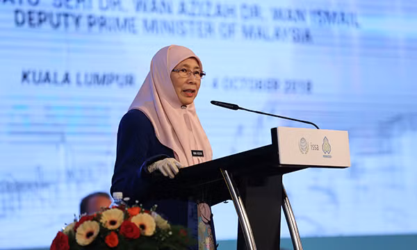 Bà YAB Dato’s Seri Dr.Wan Azizah Dr.Wan Ismail - Phó Thủ tướng Malaysia phát biểu tại Diễn đàn.