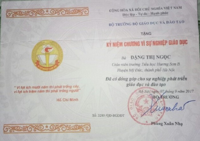 Kỷ niệm chương của một giáo viên hợp đồng công tác 23 năm (Ảnh: Vũ Ninh) Kỷ niệm chương của một giáo viên hợp đồng công tác 23 năm (Ảnh: Vũ Ninh)