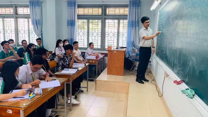 Thầy và trò Trường trung học phổ thông Tây Thạnh tích cực chuẩn bị cho kỳ thi tốt nghiệp (ảnh: P.L)