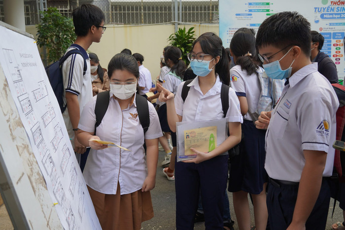 Học sinh xem danh sách phòng thi trước khi bước vào phòng làm bài (ảnh: P.L)